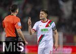 15.01.2026, Fussball 1. Bundesliga 2025/2026, 17.Spieltag, FC Augsburg - 1.FC Union Berlin, in der WWK-Arena Augsburg. Schiedsrichter Florian Badst�bner in Diskussionen mit Keven Schlotterbeck (FC Augsburg) 