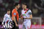 15.01.2026, Fussball 1. Bundesliga 2025/2026, 17.Spieltag, FC Augsburg - 1.FC Union Berlin, in der WWK-Arena Augsburg. Schiedsrichter Florian Badst�bner in Diskussionen mit Keven Schlotterbeck (FC Augsburg) 