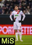 15.01.2026, Fussball 1. Bundesliga 2025/2026, 17.Spieltag, FC Augsburg - 1.FC Union Berlin, in der WWK-Arena Augsburg. Elvis Rexhbecaj (FC Augsburg) nachdenklich 