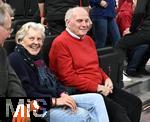 18.01.2026, Fussball, der FC Bayern M�nchen Legends-CUP, im SAP-Garden M�nchen. v.l. Ehefrau Susi Hoene� und Ehren-Pr�sident Uli Hoene� (FC Bayern M�nchen, Hoeness) 
