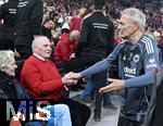 18.01.2026, Fussball, der FC Bayern M�nchen Legends-CUP, im SAP-Garden M�nchen. v.l. Ehefrau Susi Hoene� und Ehren-Pr�sident Uli Hoene� (FC Bayern M�nchen, Hoeness) und Karl-Heinz Charly K�rbel (Eintracht Frankfurt).