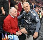 18.01.2026, Fussball, der FC Bayern M�nchen Legends-CUP, im SAP-Garden M�nchen. v.l. Ehren-Pr�sident Uli Hoene� (FC Bayern M�nchen, Hoeness) und Karl-Heinz Charly K�rbel (Eintracht Frankfurt).
