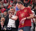 18.01.2026, Fussball, der FC Bayern M�nchen Legends-CUP, im SAP-Garden M�nchen. Pr�sident Herbert Hainer (FC Bayern) macht Selfies