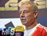 18.01.2026, Fussball, der FC Bayern M�nchen Legends-CUP, im SAP-Garden M�nchen. J�rgen Klinsmann (Bayern M�nchen) gibt Interviews.