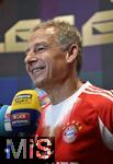 18.01.2026, Fussball, der FC Bayern M�nchen Legends-CUP, im SAP-Garden M�nchen. J�rgen Klinsmann (Bayern M�nchen) gibt Interviews.