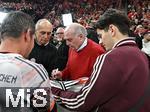 18.01.2026, Fussball, der FC Bayern M�nchen Legends-CUP, im SAP-Garden M�nchen. Ehren-Pr�sident Uli Hoene� (FC Bayern M�nchen, Hoeness) verteilt Autogramme