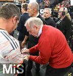 18.01.2026, Fussball, der FC Bayern M�nchen Legends-CUP, im SAP-Garden M�nchen. Ehren-Pr�sident Uli Hoene� (FC Bayern M�nchen, Hoeness) verteilt Autogramme