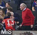 18.01.2026, Fussball, der FC Bayern M�nchen Legends-CUP, im SAP-Garden M�nchen. Susi die Frau von Ehren-Pr�sident Uli Hoene� (FC Bayern M�nchen, Hoeness) herzt Rafinha (Bayern M�nchen).