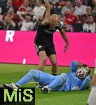 18.01.2026, Fussball, der FC Bayern M�nchen Legends-CUP, im SAP-Garden M�nchen. Arjen Robben (Bayern M�nchen) �rgert sich �ber die Parade von Pedro Contreras (Madrid)