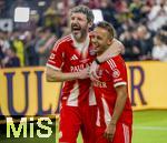 18.01.2026, Fussball, der FC Bayern M�nchen Legends-CUP, im SAP-Garden M�nchen. v.li: Mark van Bommel umarmt seinen Mannschaftskameraden Rafinha (beide FC Bayern)