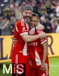 18.01.2026, Fussball, der FC Bayern M�nchen Legends-CUP, im SAP-Garden M�nchen. v.li: Mark van Bommel umarmt seinen Mannschaftskameraden Rafinha (beide FC Bayern)