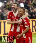 18.01.2026, Fussball, der FC Bayern M�nchen Legends-CUP, im SAP-Garden M�nchen. v.li: Mark van Bommel umarmt seinen Mannschaftskameraden Rafinha (beide FC Bayern)