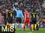 21.01.2026,  Fussball UEFA Championsleague 2025/2026: Vorrunde 7.Spieltag, FC Bayern M�nchen - Union Saint-Gilloise, in der Allianz-Arena M�nchen. Referee Rade Obrenovic (SVN) zeigt Min-jae Kim (Bayern M�nchen, Minjae Kim) die gelbe Karte.
  

