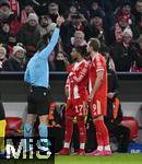 21.01.2026,  Fussball UEFA Championsleague 2025/2026: Vorrunde 7.Spieltag, FC Bayern M�nchen - Union Saint-Gilloise, in der Allianz-Arena M�nchen. Referree Rade Obrenovic (SVN) zeigt Michael Olise (FC Bayern M�nchen) die gelbe Karte.
  

