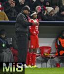 21.01.2026,  Fussball UEFA Championsleague 2025/2026: Vorrunde 7.Spieltag, FC Bayern M�nchen - Union Saint-Gilloise, in der Allianz-Arena M�nchen. Serge Gnabry (FC Bayern M�nchen) spricht mit Trainer Vincent Kompany (FC Bayern M�nchen) 
  

