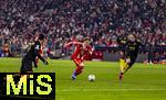 21.01.2026,  Fussball UEFA Championsleague 2025/2026: Vorrunde 7.Spieltag, FC Bayern M�nchen - Union Saint-Gilloise, in der Allianz-Arena M�nchen.  Lennart Karl (mitte, FC Bayern M�nchen) gegen Adem Zorgane (Union Saint-Gilloise) 