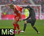 24.01.2026, Fussball Bundesliga 2025/2026, 19.Spieltag, FC Bayern M�nchen - FC Augsburg, in der Allianz-Arena M�nchen,   v.l. Harry Kane (FC Bayern M�nchen) gegen Elvis Rexhbecaj (FC Augsburg) 

