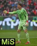 24.01.2026, Fussball Bundesliga 2025/2026, 19.Spieltag, FC Bayern M�nchen - FC Augsburg, in der Allianz-Arena M�nchen,   Torwart Jonas Urbig (FC Bayern M�nchen) gestikuliert


