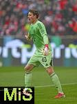 24.01.2026, Fussball Bundesliga 2025/2026, 19.Spieltag, FC Bayern M�nchen - FC Augsburg, in der Allianz-Arena M�nchen,   Torwart Jonas Urbig (FC Bayern M�nchen) gestikuliert und br�llt


