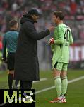 24.01.2026, Fussball Bundesliga 2025/2026, 19.Spieltag, FC Bayern M�nchen - FC Augsburg, in der Allianz-Arena M�nchen,   Trainer Vincent Kompany (FC Bayern M�nchen) spricht mit Torwart Jonas Urbig (FC Bayern M�nchen) 


