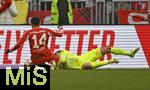 24.01.2026, Fussball Bundesliga 2025/2026, 19.Spieltag, FC Bayern M�nchen - FC Augsburg, in der Allianz-Arena M�nchen,   Torwart Finn Dahmen (FC Augsburg) wehrt den Ball von Luis Diaz (FC Bayern M�nchen) ab.


