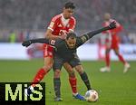 24.01.2026, Fussball Bundesliga 2025/2026, 19.Spieltag, FC Bayern M�nchen - FC Augsburg, in der Allianz-Arena M�nchen,   v.l. Aleksandar Pavlovic (Bayern M�nchen)  gegen Alexis Julian Claude-Maurice (FC Augsburg) 


