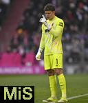 24.01.2026, Fussball Bundesliga 2025/2026, 19.Spieltag, FC Bayern M�nchen - FC Augsburg, in der Allianz-Arena M�nchen,   Torwart Finn Dahmen (FC Augsburg) gestikuliert


