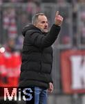 24.01.2026, Fussball Bundesliga 2025/2026, 19.Spieltag, FC Bayern M�nchen - FC Augsburg, in der Allianz-Arena M�nchen,   Trainer Manuel Baum (FC Augsburg) gestikuliert.


