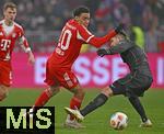 24.01.2026, Fussball Bundesliga 2025/2026, 19.Spieltag, FC Bayern M�nchen - FC Augsburg, in der Allianz-Arena M�nchen,   Jamal Musiala (Bayern M�nchen) setzt sich durch.


