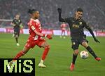 24.01.2026, Fussball Bundesliga 2025/2026, 19.Spieltag, FC Bayern M�nchen - FC Augsburg, in der Allianz-Arena M�nchen,   v.l. Michael Olise (FC Bayern M�nchen) gegen Dimitrios Christos Giannoulis (FC Augsburg) 

