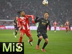 24.01.2026, Fussball Bundesliga 2025/2026, 19.Spieltag, FC Bayern M�nchen - FC Augsburg, in der Allianz-Arena M�nchen,   v.l. Michael Olise (FC Bayern M�nchen) gegen Dimitrios Christos Giannoulis (FC Augsburg) 

