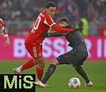 24.01.2026, Fussball Bundesliga 2025/2026, 19.Spieltag, FC Bayern M�nchen - FC Augsburg, in der Allianz-Arena M�nchen,   v.l.  Jamal Musiala (Bayern M�nchen) gegen Elvis Rexhbecaj (FC Augsburg) 


