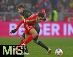 24.01.2026, Fussball Bundesliga 2025/2026, 19.Spieltag, FC Bayern M�nchen - FC Augsburg, in der Allianz-Arena M�nchen,   v.l. Elvis Rexhbecaj (FC Augsburg) gegen Jamal Musiala (Bayern M�nchen) 


