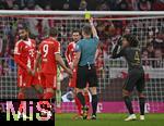 24.01.2026, Fussball Bundesliga 2025/2026, 19.Spieltag, FC Bayern M�nchen - FC Augsburg, in der Allianz-Arena M�nchen,   Schiedsrichter Florian Exner zeigt Jonathan Tah (FC Bayern M�nchen) die gelbe Karte. v.l. Jonathan Tah (FC Bayern M�nchen), Harry Kane (FC Bayern M�nchen), Leon Goretzka (FC Bayern M�nchen), Schiedsrichter Florian Exner und Han-Noah Massengo (FC Augsburg) 

