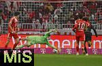 24.01.2026, Fussball Bundesliga 2025/2026, 19.Spieltag, FC Bayern M�nchen - FC Augsburg, in der Allianz-Arena M�nchen,   Jonathan Tah (FC Bayern M�nchen) erzielt hier das 1:2 gegen Torwart Jonas Urbig (FC Bayern M�nchen) 


