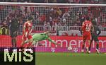 24.01.2026, Fussball Bundesliga 2025/2026, 19.Spieltag, FC Bayern M�nchen - FC Augsburg, in der Allianz-Arena M�nchen,   Jonathan Tah (FC Bayern M�nchen) erzielt hier das 1:2 gegen Torwart Jonas Urbig (FC Bayern M�nchen) 


