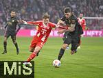 24.01.2026, Fussball Bundesliga 2025/2026, 19.Spieltag, FC Bayern M�nchen - FC Augsburg, in der Allianz-Arena M�nchen,   v.l. Joshua Kimmich (FC Bayern M�nchen) gegen Cedric Adrian Zesiger (FC Augsburg) 


