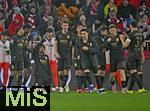 24.01.2026, Fussball Bundesliga 2025/2026, 19.Spieltag, FC Bayern M�nchen - FC Augsburg, in der Allianz-Arena M�nchen,   Die Augsburger feiern das 1:1 Han-Noah Massengo (FC Augsburg) betet


