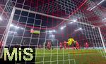 24.01.2026, Fussball Bundesliga 2025/2026, 19.Spieltag, FC Bayern M�nchen - FC Augsburg, in der Allianz-Arena M�nchen, In der Schlussphase klatscht der Schuss von Michael Olise (FC Bayern M�nchen) an die Querlatte. Torwart Finn Dahmen (FC Augsburg) schaut dem Ball hinterher.
