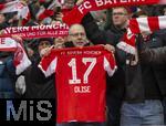 24.01.2026, Fussball Bundesliga 2025/2026, 19.Spieltag, FC Bayern M�nchen - FC Augsburg, in der Allianz-Arena M�nchen,  Bayernfans pr�sentieren Schals und Trikots, Michael Olise 