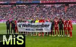 24.01.2026, Fussball Bundesliga 2025/2026, 19.Spieltag, FC Bayern M�nchen - FC Augsburg, in der Allianz-Arena M�nchen, Kampagne zum Holocaust-Gedenken: WeRember, Nie wieder. Die beiden Mannschaften beim Gruppenfoto mit dem Plakat.