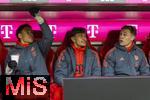 24.01.2026, Fussball Bundesliga 2025/2026, 19.Spieltag, FC Bayern M�nchen - FC Augsburg, in der Allianz-Arena M�nchen, Ersatzbank v.li: Jamal Musiala (Bayern M�nchen), Tom Bischof (Bayern M�nchen), Joshua Kimmich (FC Bayern M�nchen) 