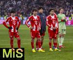 24.01.2026, Fussball Bundesliga 2025/2026, 19.Spieltag, FC Bayern M�nchen - FC Augsburg, in der Allianz-Arena M�nchen, Frust nach der Niederlage, v.li:  Felipe Chavez (Bayern M�nchen), David Santos Daiber (Bayern M�nchen), Tom Bischof (Bayern M�nchen), Min-jae Kim (Bayern M�nchen, Minjae Kim), Luis Diaz (FC Bayern M�nchen), Nicolas Jackson (FC Bayern M�nchen), Torwart Manuel Neuer (FC Bayern M�nchen) 