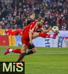 24.01.2026, Fussball Bundesliga 2025/2026, 19.Spieltag, FC Bayern M�nchen - FC Augsburg, in der Allianz-Arena M�nchen, Harry Kane (FC Bayern M�nchen) gegen Arthur Chaves (FC Augsburg) 