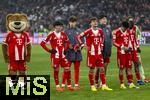 24.01.2026, Fussball Bundesliga 2025/2026, 19.Spieltag, FC Bayern M�nchen - FC Augsburg, in der Allianz-Arena M�nchen, Frust nach der Niederlage, v.li: Maskottchen Berni, Felipe Chavez (Bayern M�nchen), David Santos Daiber (Bayern M�nchen), Tom Bischof (Bayern M�nchen), Min-jae Kim (Bayern M�nchen, Minjae Kim), Luis Diaz (FC Bayern M�nchen), Nicolas Jackson (FC Bayern M�nchen) 