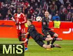24.01.2026, Fussball Bundesliga 2025/2026, 19.Spieltag, FC Bayern M�nchen - FC Augsburg, in der Allianz-Arena M�nchen, v.li: Nicolas Jackson (FC Bayern M�nchen), Yannik Keitel (FC Augsburg), Marius Wolf (FC Augsburg) 