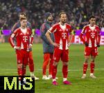 24.01.2026, Fussball Bundesliga 2025/2026, 19.Spieltag, FC Bayern M�nchen - FC Augsburg, in der Allianz-Arena M�nchen, Frust nach der Niederlage, Joshua Kimmich (FC Bayern M�nchen), Harry Kane (FC Bayern M�nchen), Jamal Musiala (Bayern M�nchen) 