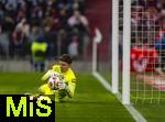 24.01.2026, Fussball Bundesliga 2025/2026, 19.Spieltag, FC Bayern M�nchen - FC Augsburg, in der Allianz-Arena M�nchen, Torwart Finn Dahmen (FC Augsburg) hat den Ball sicher.