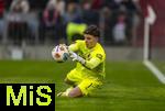 24.01.2026, Fussball Bundesliga 2025/2026, 19.Spieltag, FC Bayern M�nchen - FC Augsburg, in der Allianz-Arena M�nchen, Torwart Finn Dahmen (FC Augsburg) hat den Ball sicher.