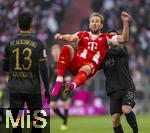 24.01.2026, Fussball Bundesliga 2025/2026, 19.Spieltag, FC Bayern M�nchen - FC Augsburg, in der Allianz-Arena M�nchen, Harry Kane (FC Bayern M�nchen) macht einen spektakul�ren Fallr�ckzieher gegen Fabian Rieder (re, FC Augsburg) 